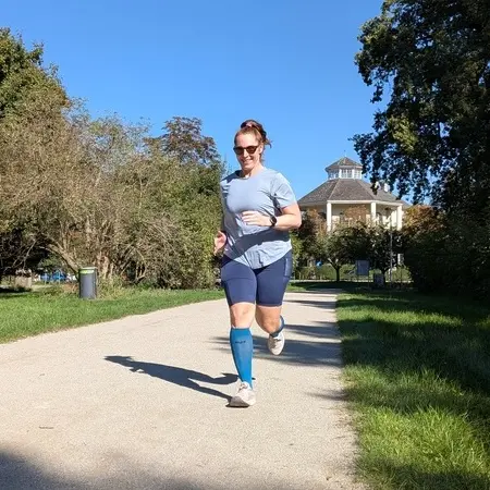 Marion läuft bei gutem Wetter vor dem Lusthaus auf die Kamera zu.