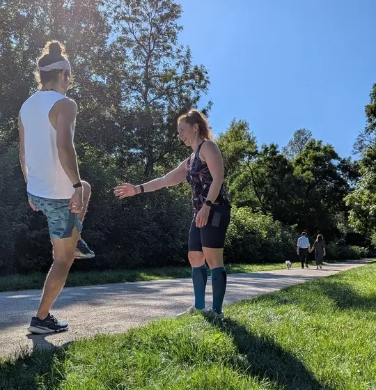 Marion und ein Kunde beim Lauftechniktraining.